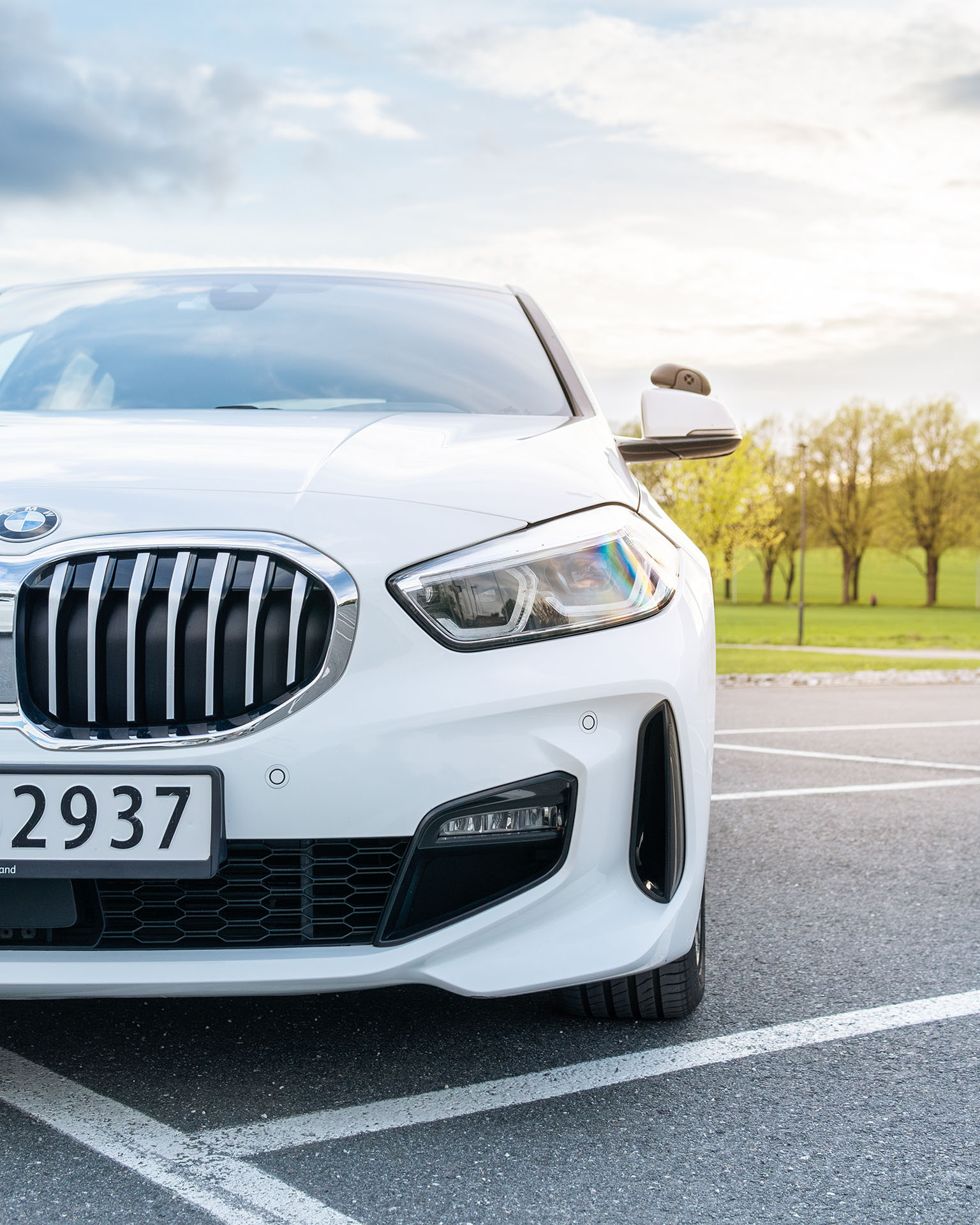 Biler til SB Trafikkskole i Sarpsborg, en hvit BMW. Står parkert utenfor Stjernebygget i Sarpsborg sentrum