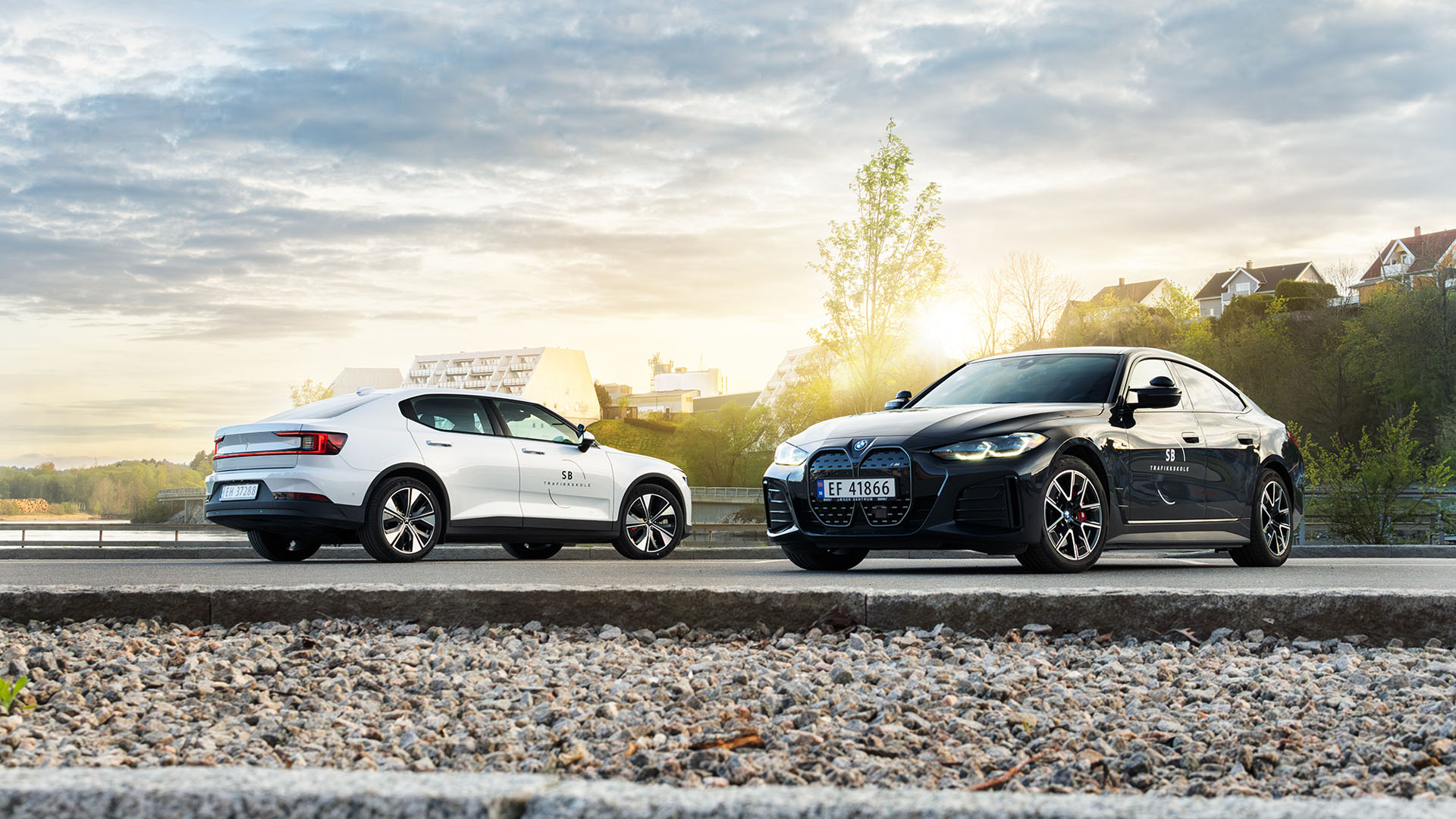 Biler til SB Trafikkskole i Sarpsborg, en svart BMW og en hvit Polestar. Står parkert ved Paddekommen i Sarpsborg.